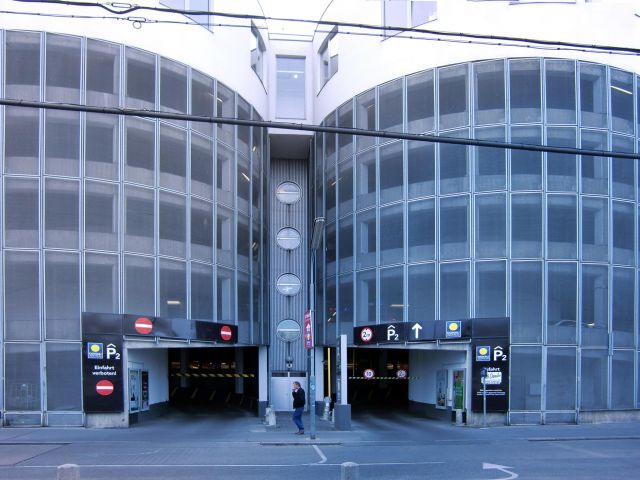 Best in Parking Garage beim Einkaufszentrum Donauzentrum