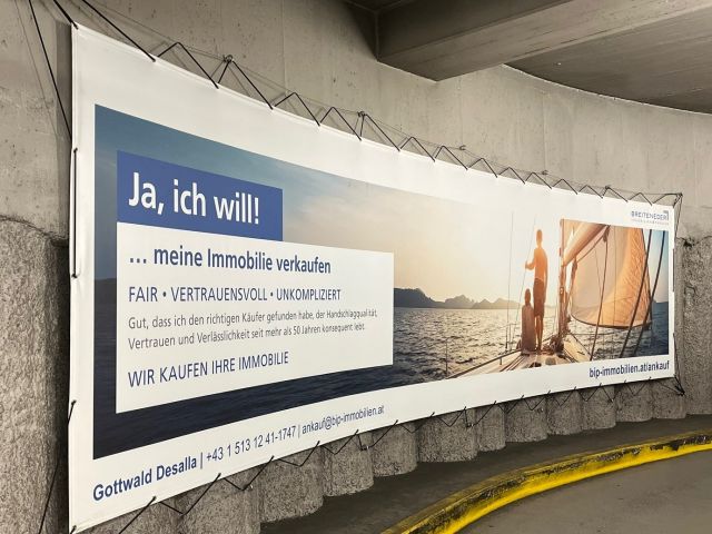 Großflächenwerbung beleuchtet in Abfahrten